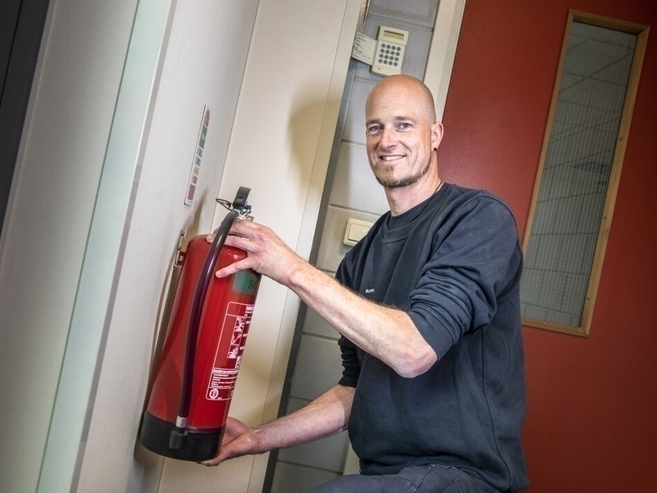 arno met brandblusapparaat