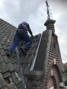 Dak Kloosterhof, sierwerk bekroningen