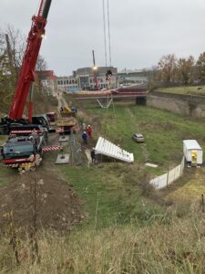 Plaatsen betonnen trap