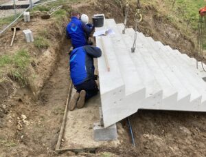 Plaatsen betonnen trap