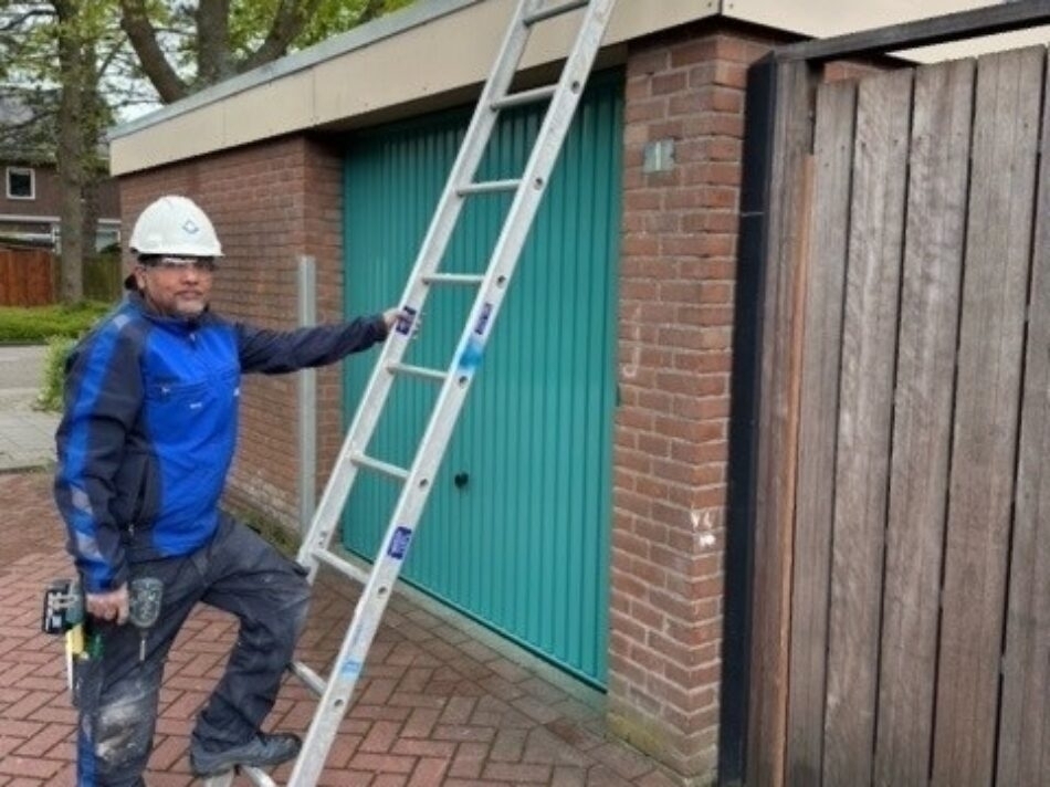 Een medewerker bij een ladder