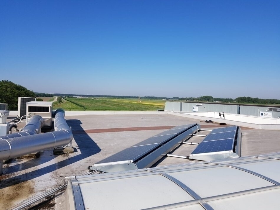 Zonnepanelen op fabriek
