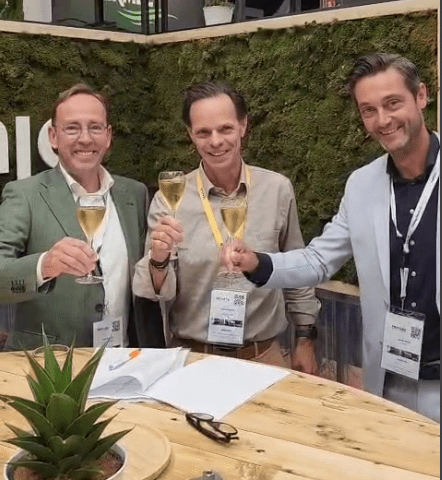 Peter Renkens, regiodirecteur Zuid bij OnderhoudPlus (links), Marnix Norder, oprichter van Steenvlinder (midden), en Guido Beijer, algemeen directeur Onderhoud bij JAJO (rechts), proosten op de ondertekende aannemingsovereenkomst voor de transformatie van de Generaal de Bonskazerne in Velp naar 26 zelfbouwwoningen.