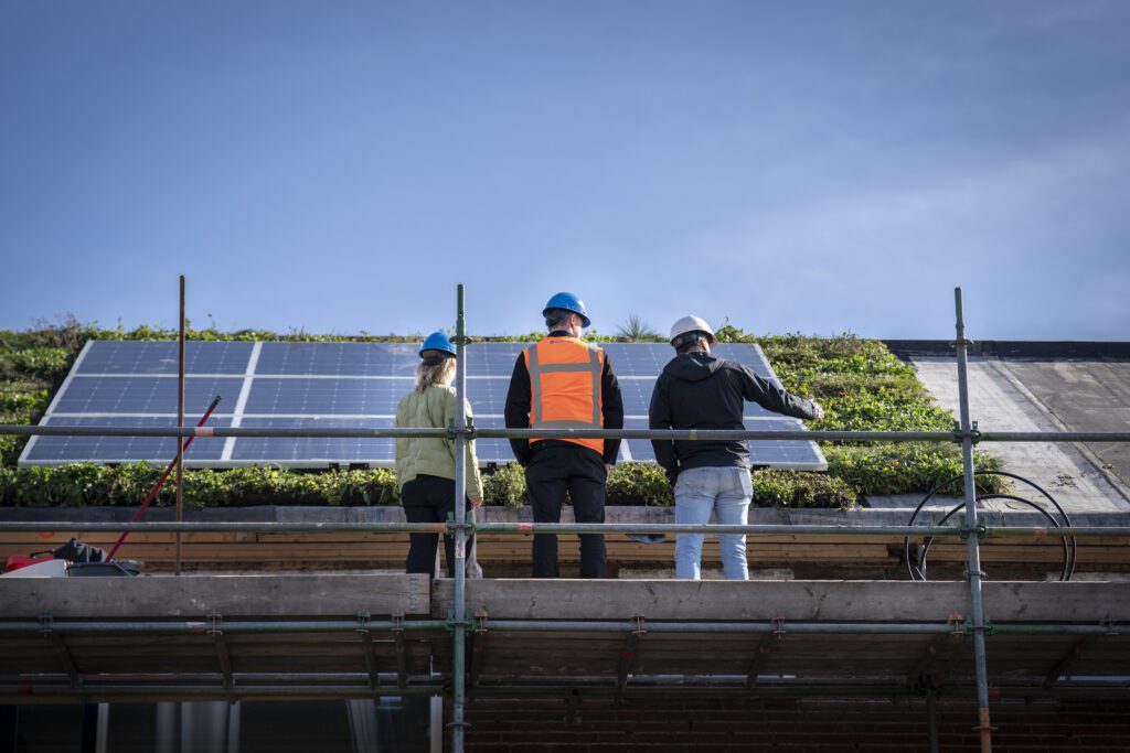 Het groendaksysteem van Sam Groofing gecombineerd met de zonnepanelen van Solarge.