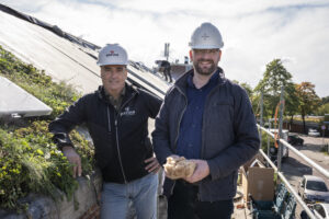 Max en Roy bij het dak